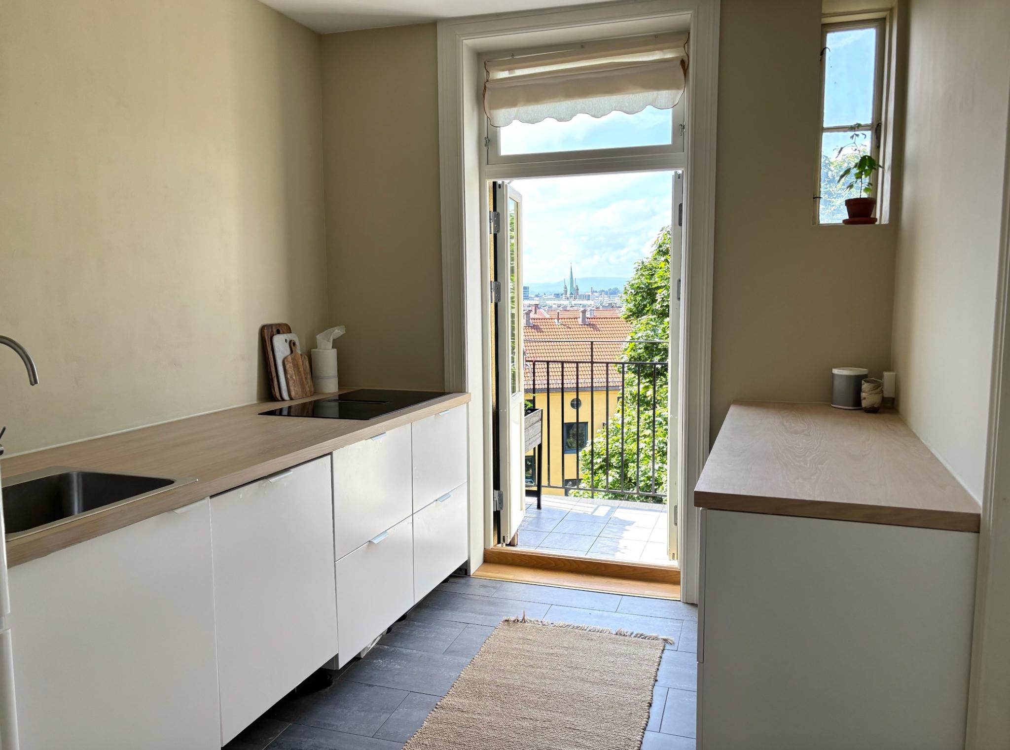 Kjøkken med døbbeldør ut til balkong